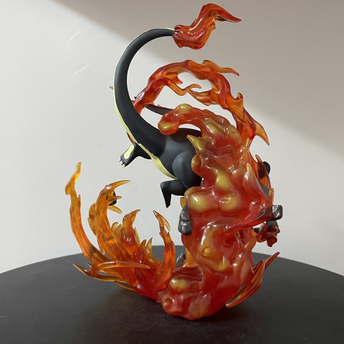 Charizard Black Edition – Fire Blast Anime Figure with Flame Effect Base (20 cm)
