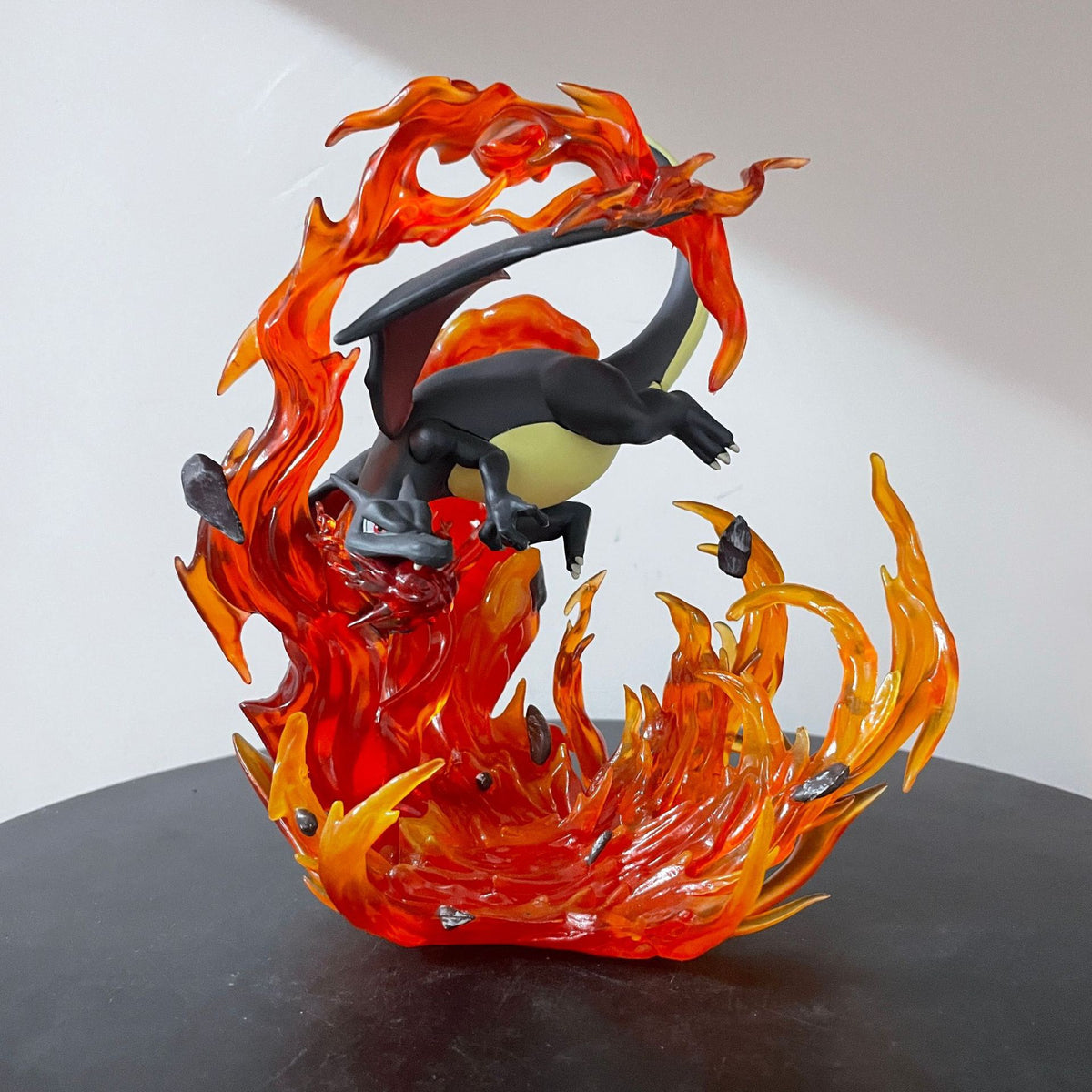 Charizard Black Edition – Fire Blast Anime Figure with Flame Effect Base (20 cm)