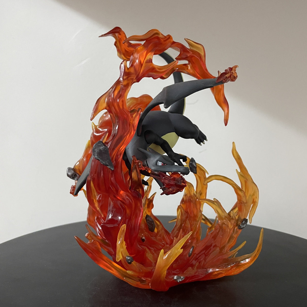 Charizard Black Edition – Fire Blast Anime Figure with Flame Effect Base (20 cm)