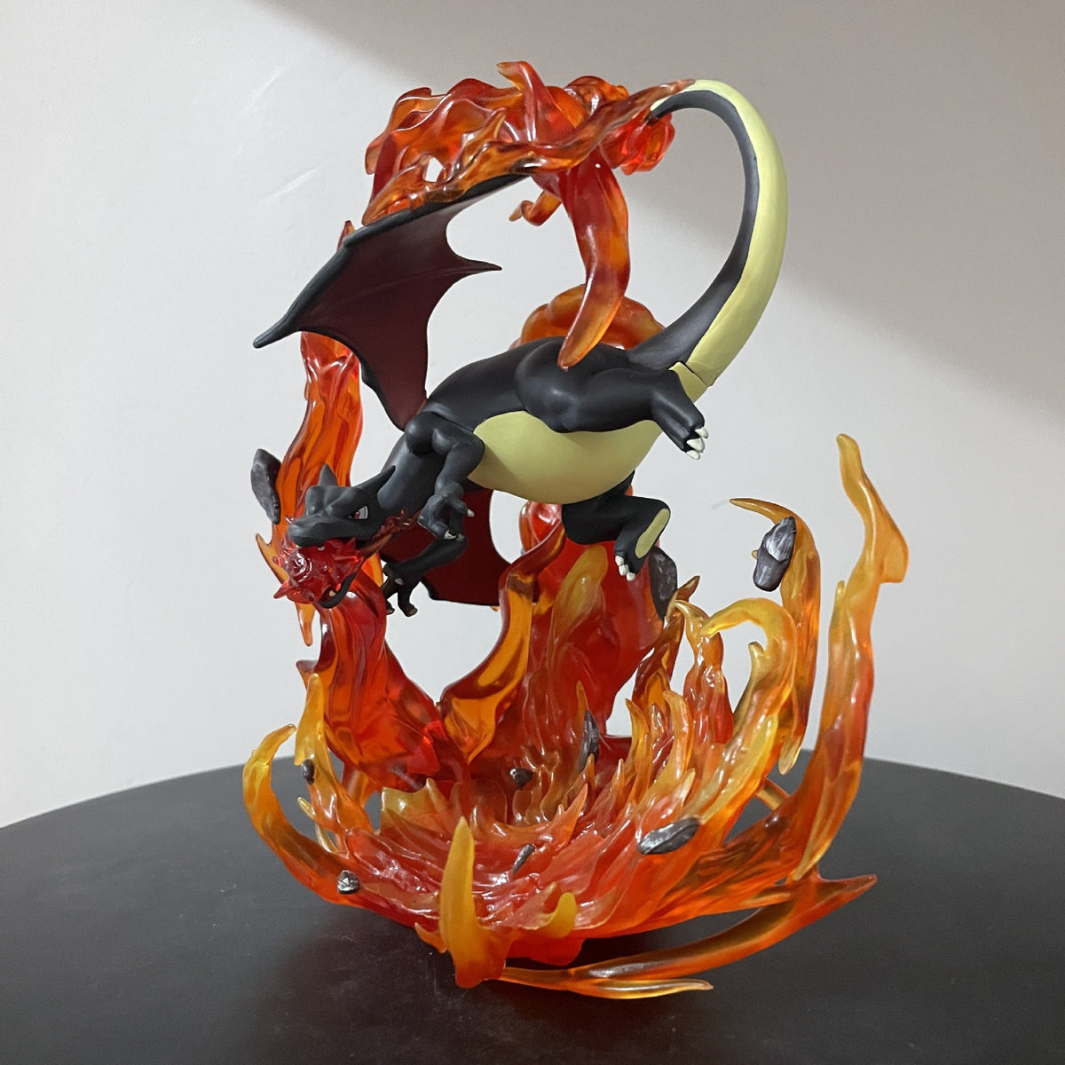 Charizard Black Edition – Fire Blast Anime Figure with Flame Effect Base (20 cm)