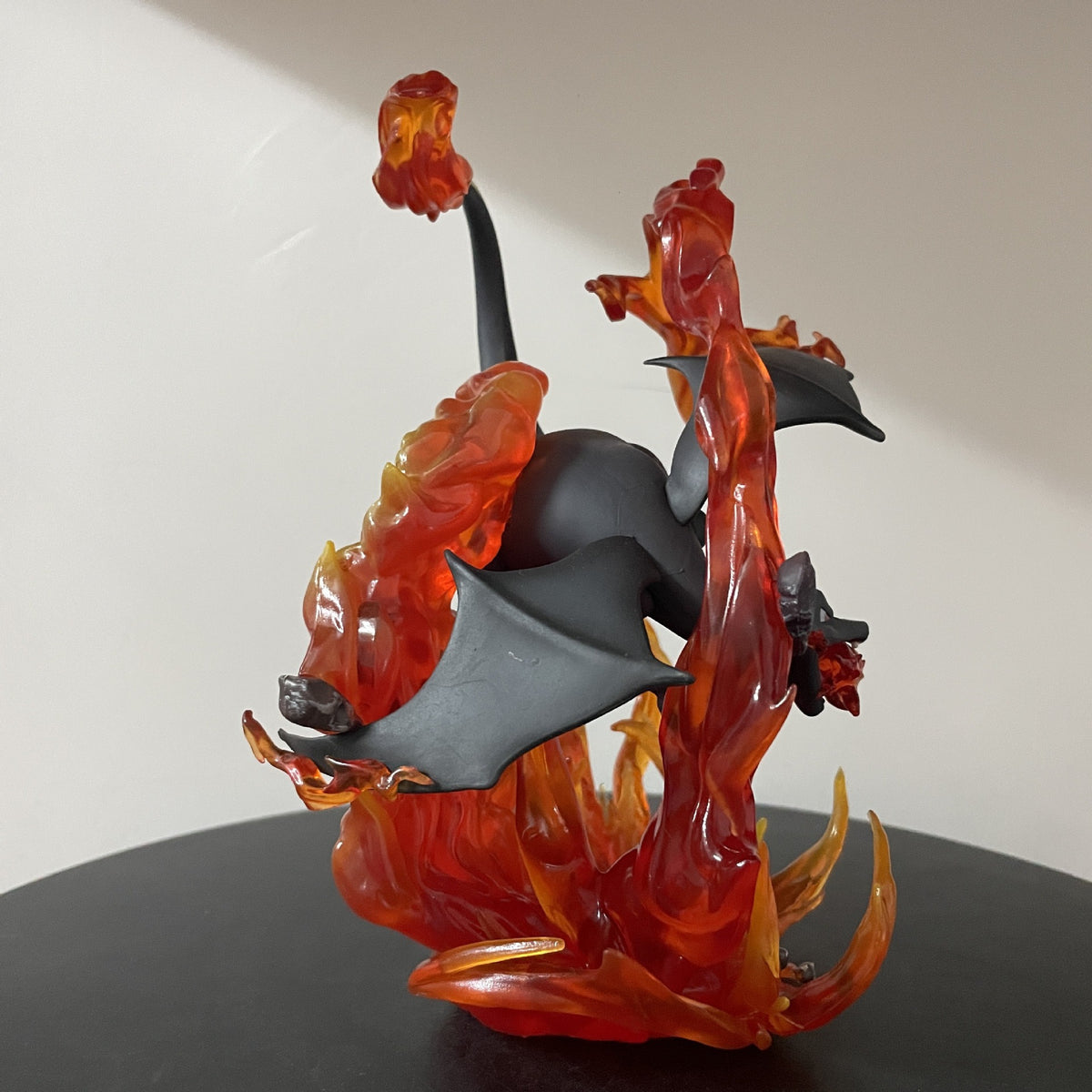 Charizard Black Edition – Fire Blast Anime Figure with Flame Effect Base (20 cm)