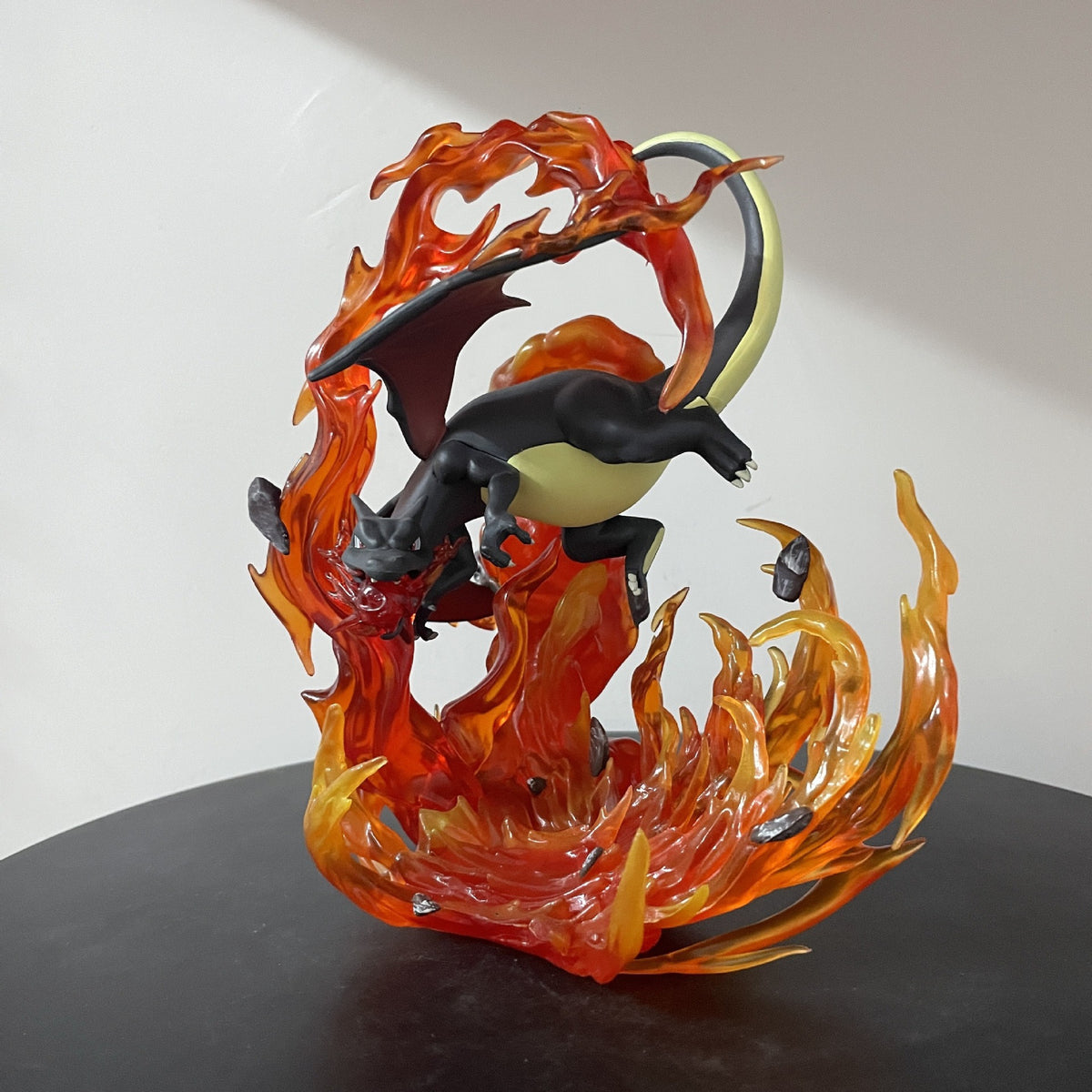 Charizard Black Edition – Fire Blast Anime Figure with Flame Effect Base (20 cm)